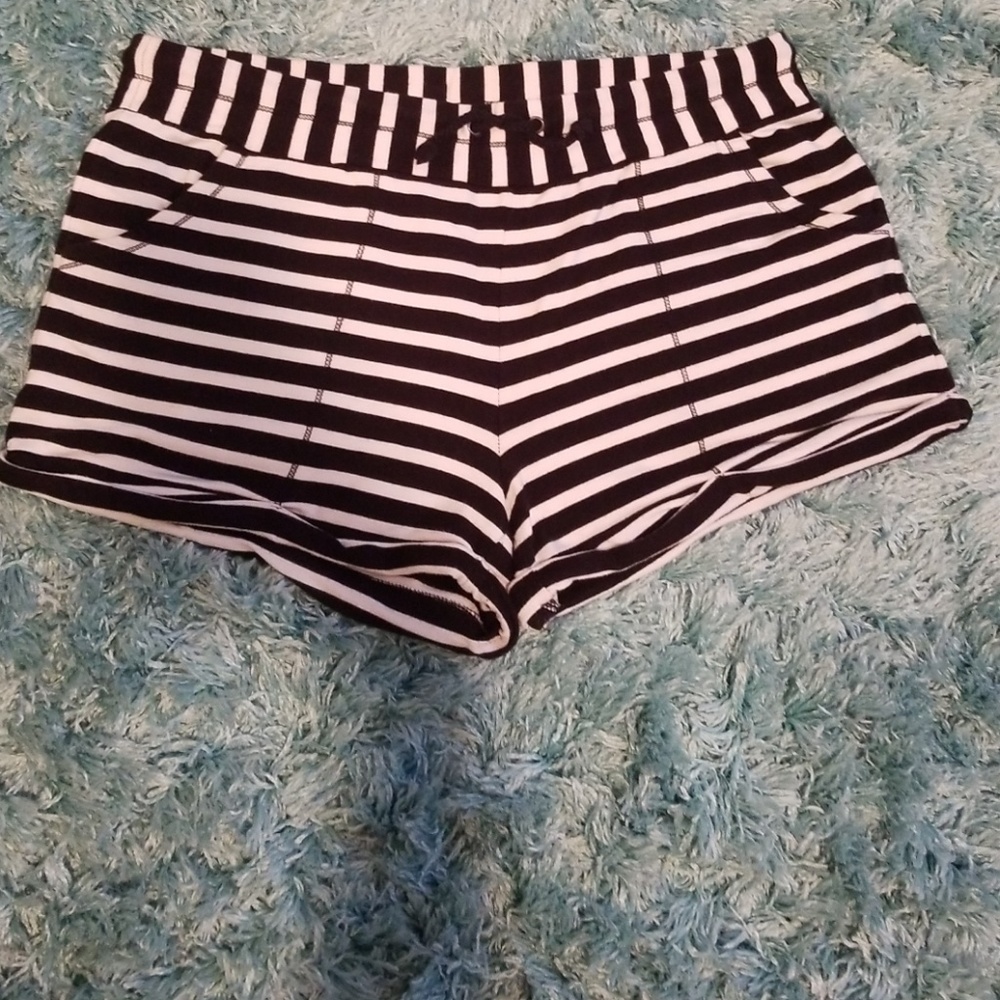 Striped shorts with pockets